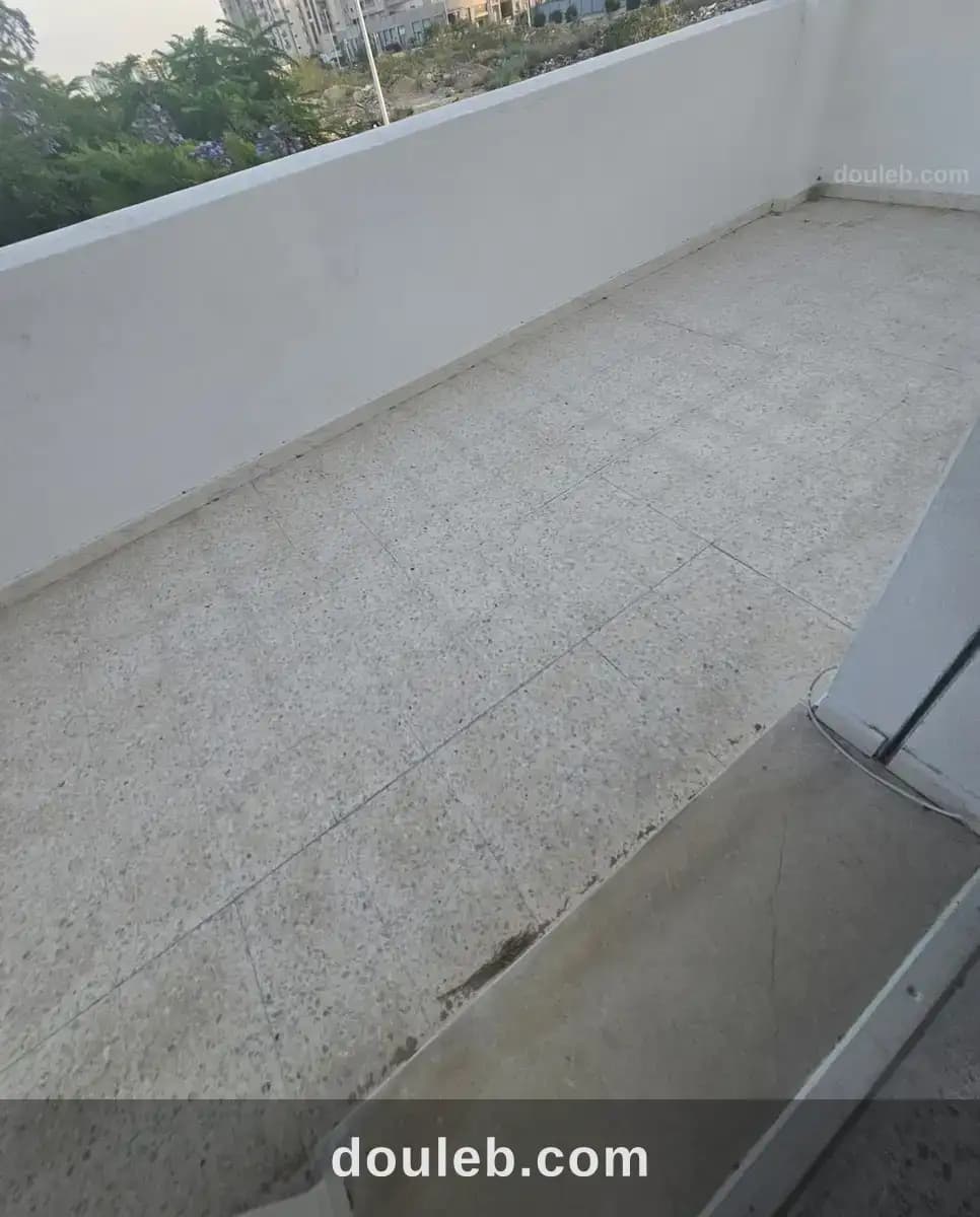S plus deux avec terrasse à Tunis