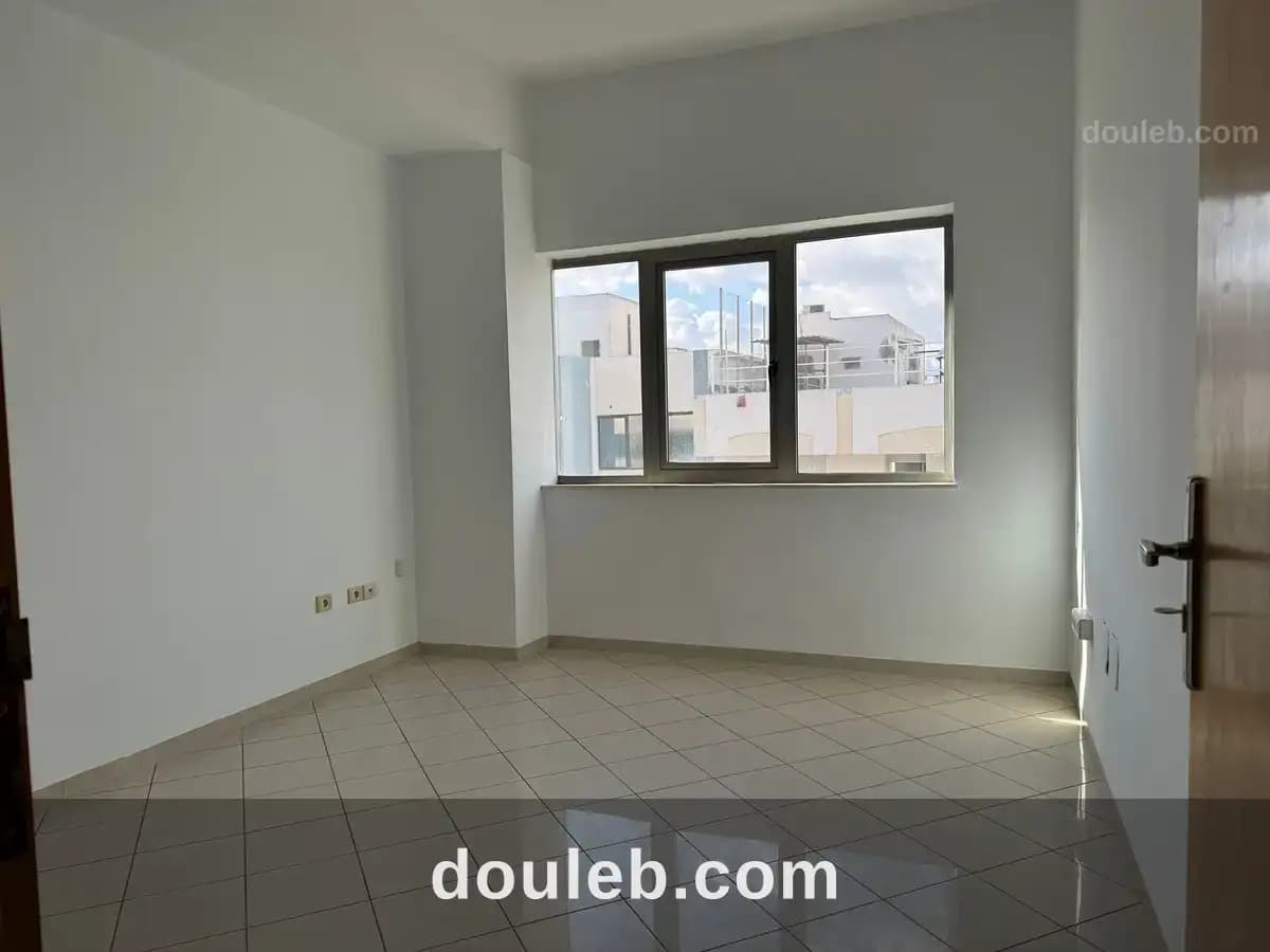 Joli bureau hall plus 4 à montplaisir à Tunis
