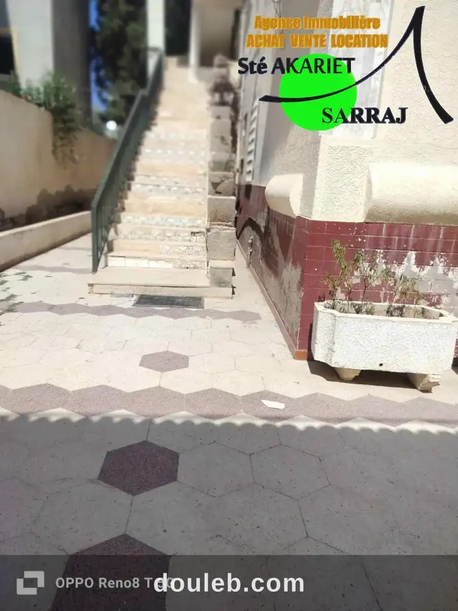 Villa rdc avec 2 étages moyen standing àkhzema est à Sousse