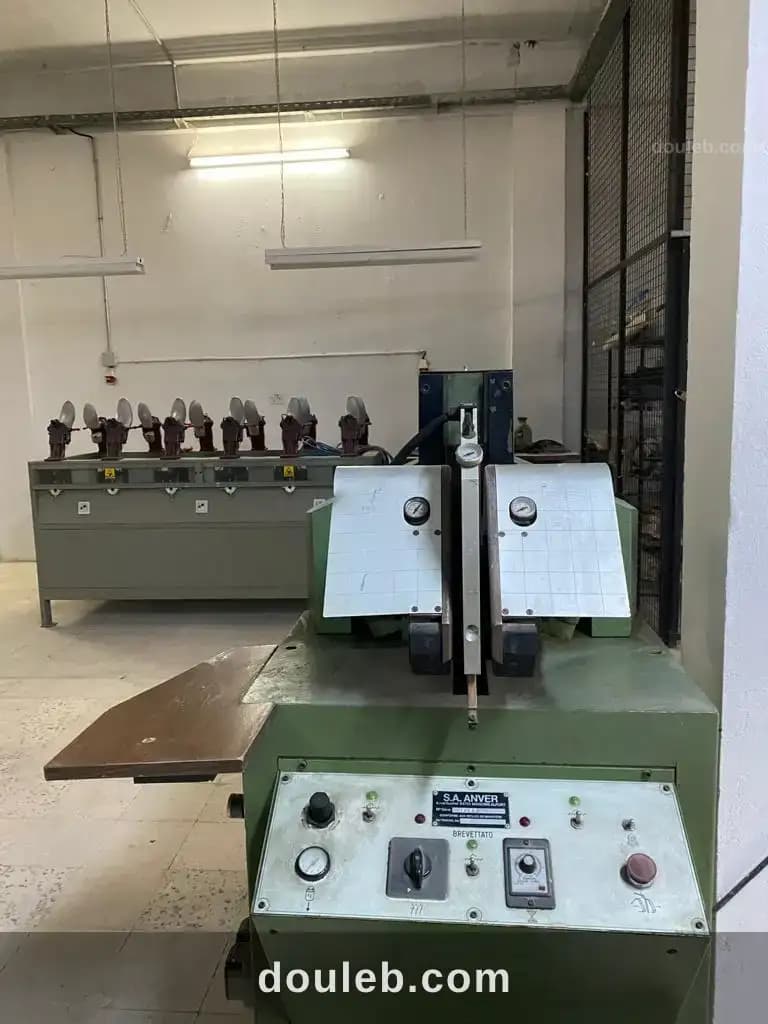 Usine atelier de chaussures - Miniature 3