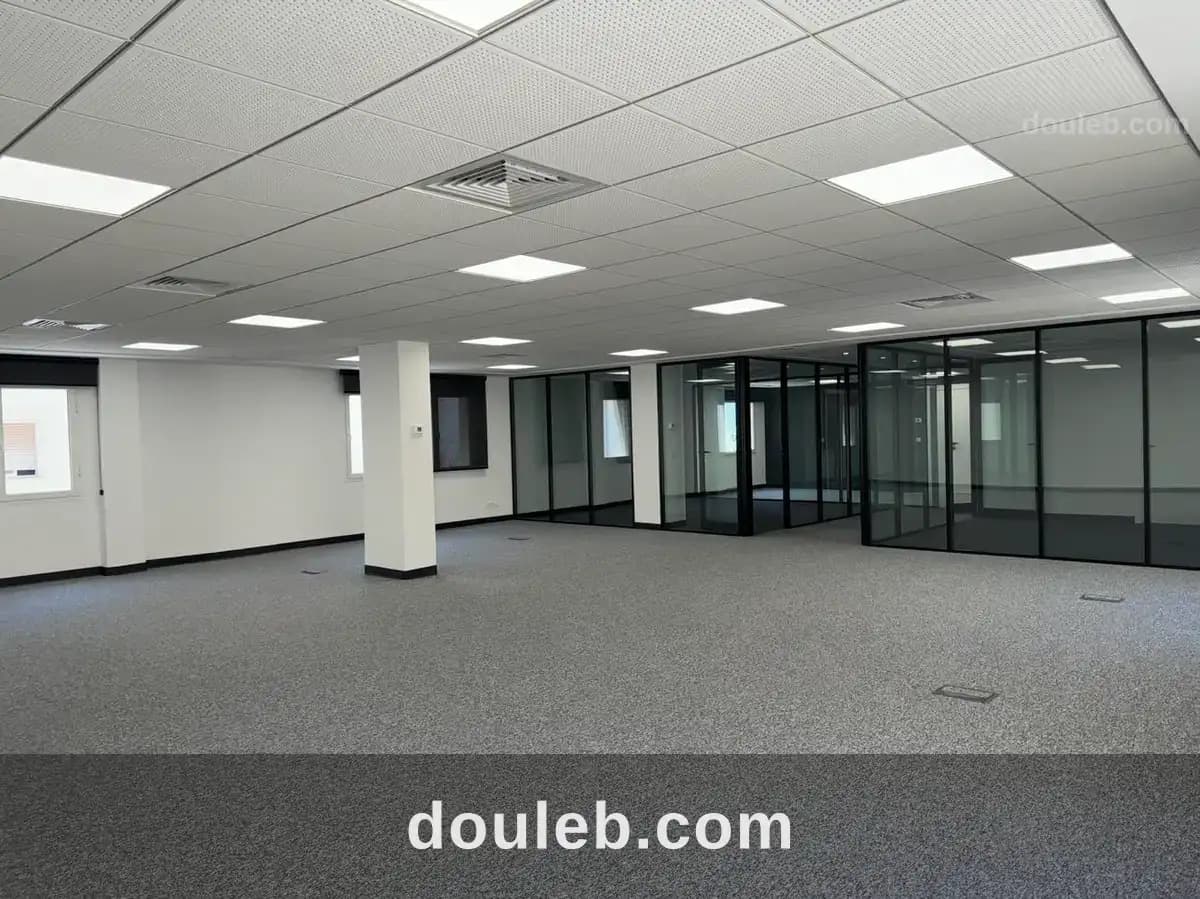 Très joli bureau 150 m2 retapé à neuf au lac 1 à Tunis