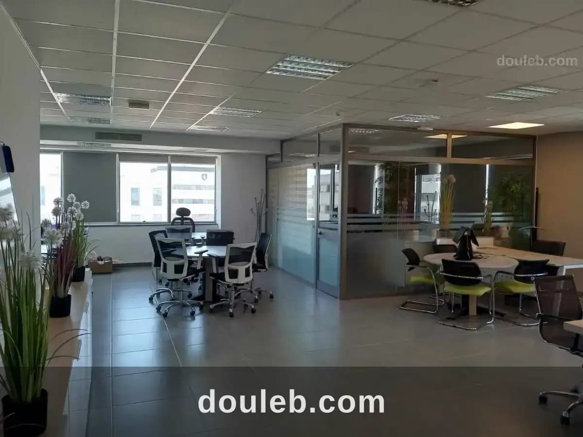 Coquette bureau hall plus 8 au lac 3 à Tunis