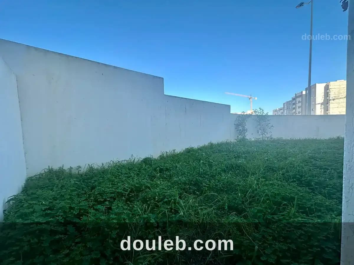 Appartement s2 hs avec jardin à cité ennasr à Ariana