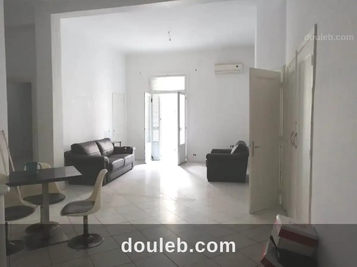Bel appart hall trois pièces au 1er étage à Tunis