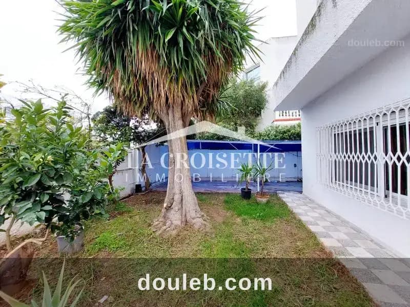 Villa s4 avec terrasse et jardin à la marsa à Tunis