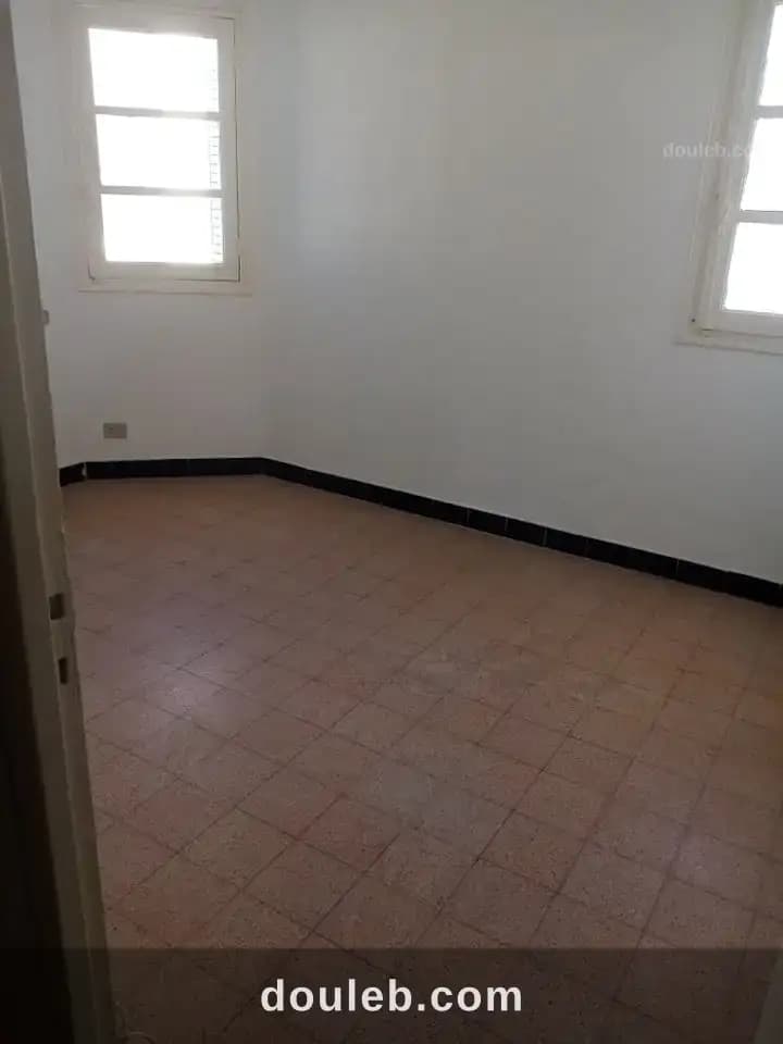 Hall 2 chambres avec balcon pres av med 5 à Tunis