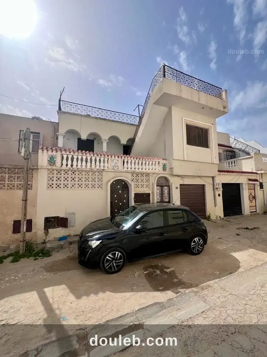 Maison divisée en deux étages indépendants à Tunis