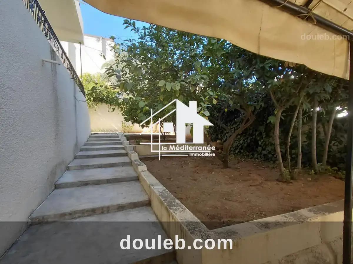 Une villa sur deux niveaux à montfleury à Tunis