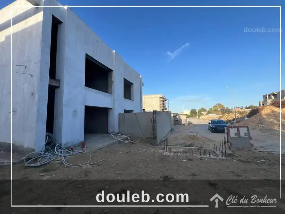 Deux villas inachevées à rue du parc à Ariana