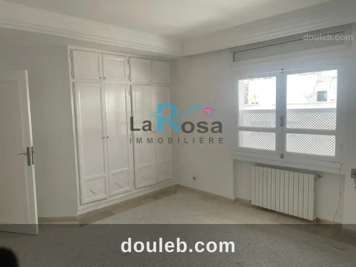 Un spacieux appartement s3 sans vis à vis à ennasr à Ariana