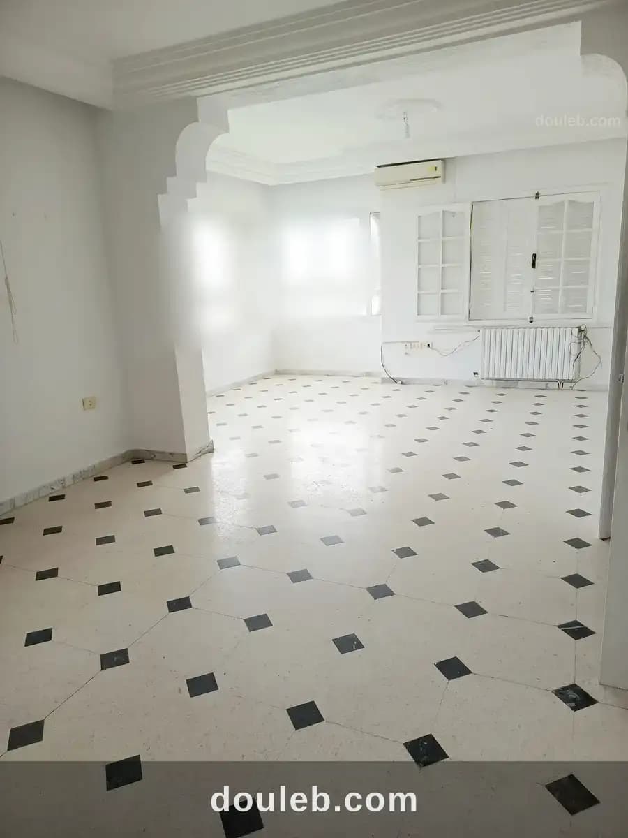 Etage de villa côté lycée ennasr à Ariana