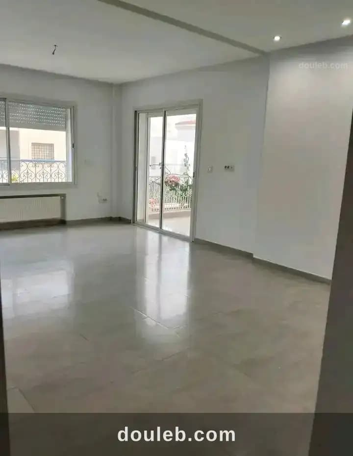 Étage d'une villa s 3 jardin d'el menzah 2 à Ariana