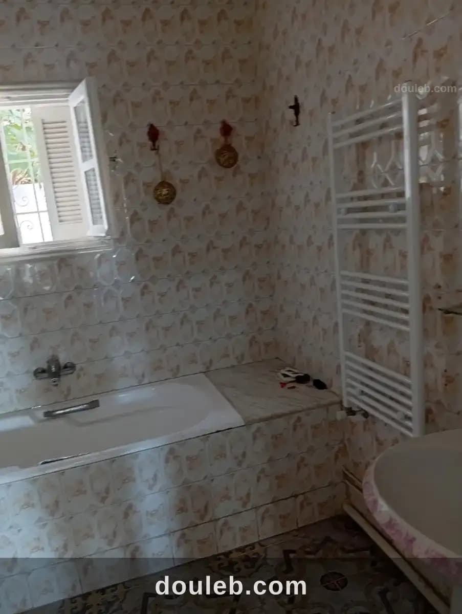 Une grande maison à usage commerciale - Miniature 5