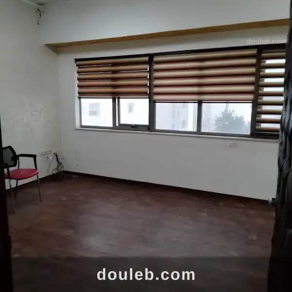 Joli bureau hall plus 3 à montplaisir à Tunis