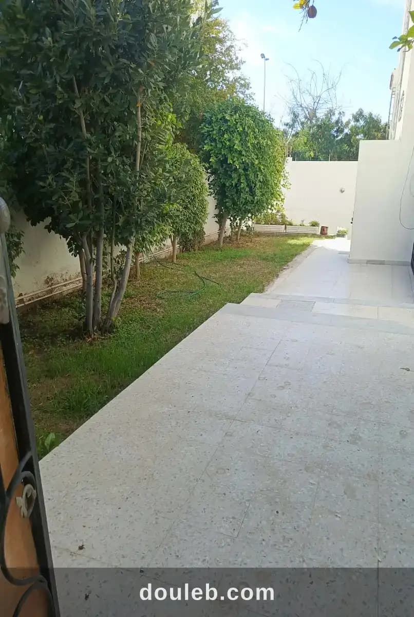 Ennasr rdj de villa s 3 avec joli jardin à Ariana