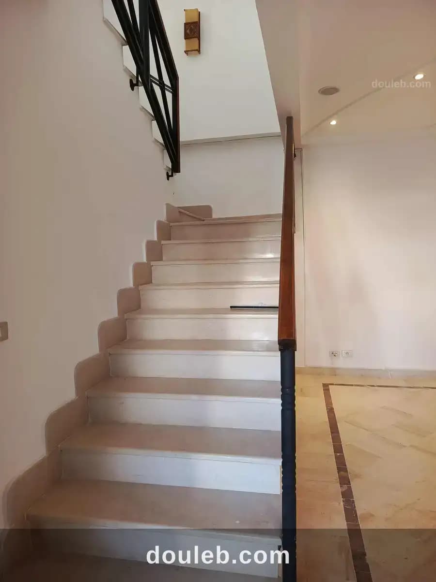 Ennasr 2 joli duplex côté les commodités à Ariana