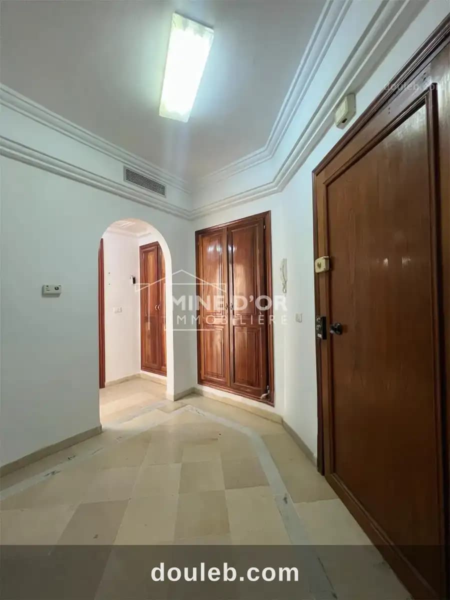 Bureau h2 sur artère principale à monplaisir à Tunis