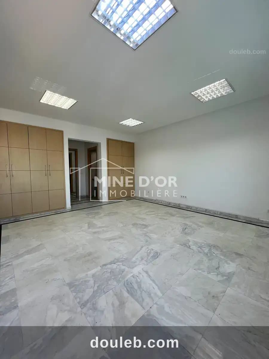 Bureau en hall plus trois pièces à cite jardin à Tunis
