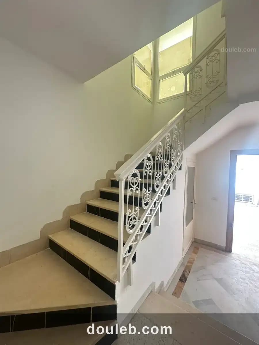 Triplex s5 bien situé à ennasr 2 à Ariana