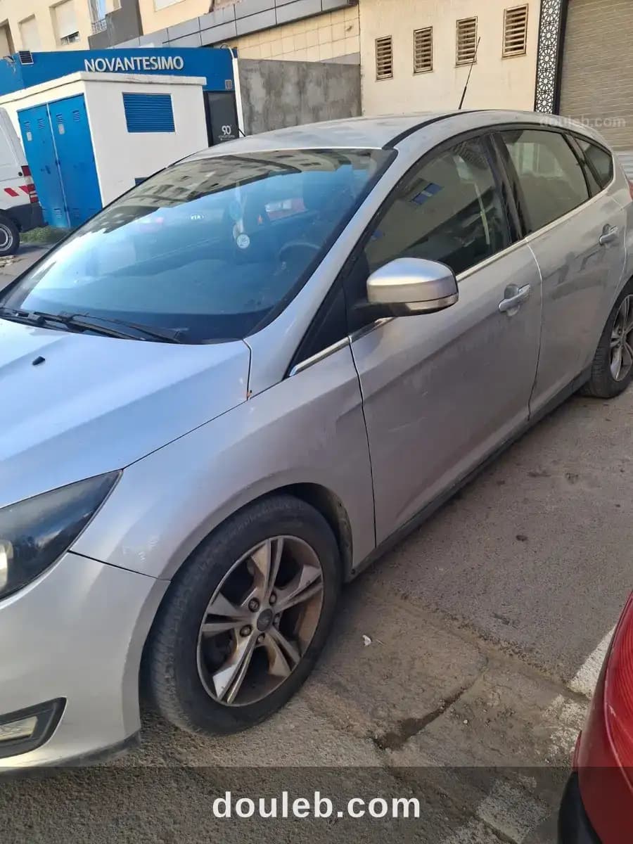 Ford focus en bon état premiére main année 2016 - Miniature 3