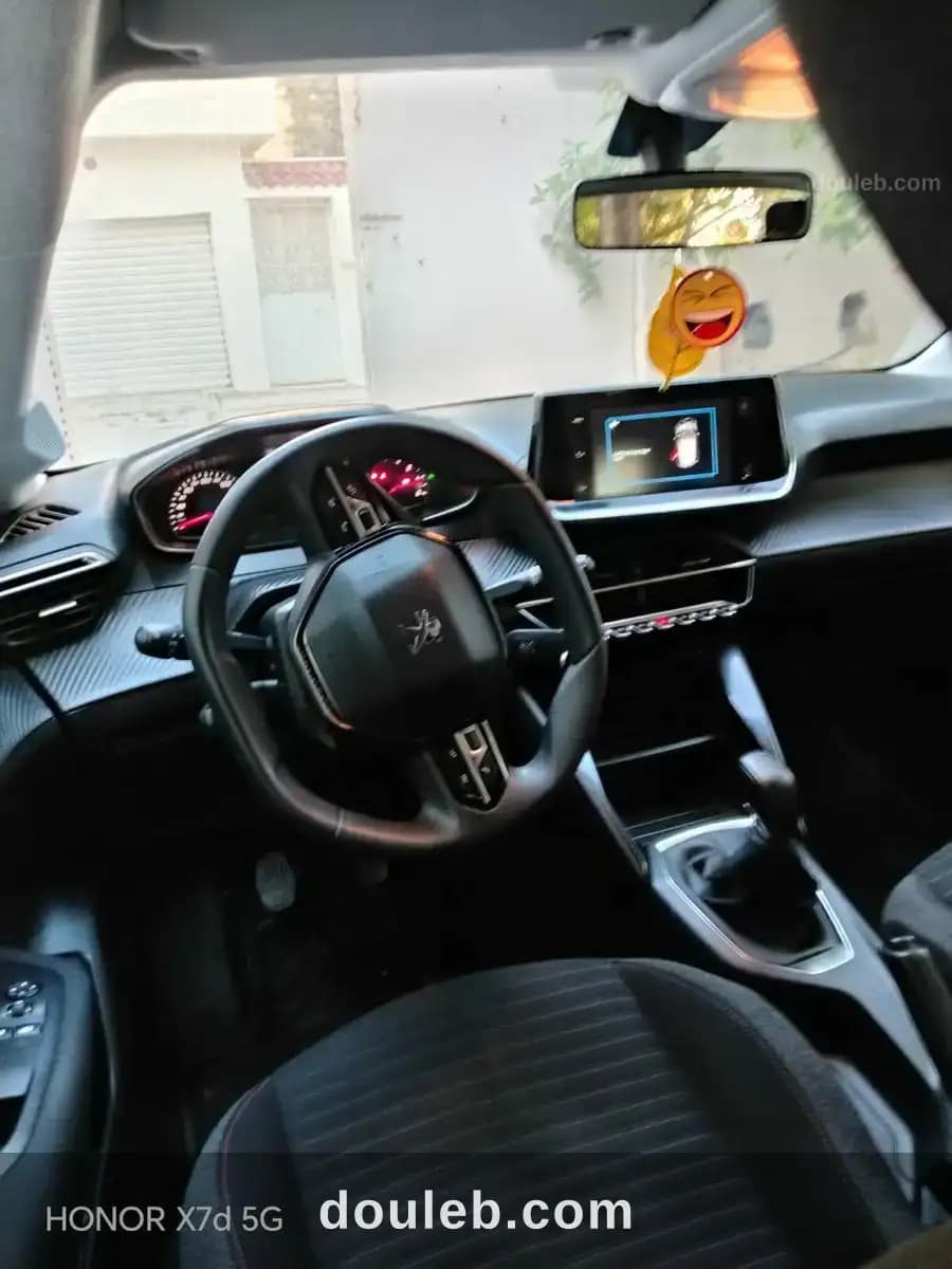 Belle peugeot 208 noir première main - Miniature 2