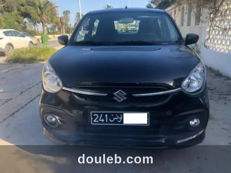 Une femme vend sa voiture suzuki celerio à Tunis