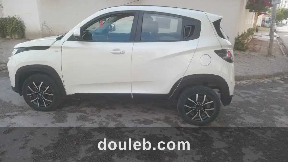 Mahindra kuv 100 à Ariana