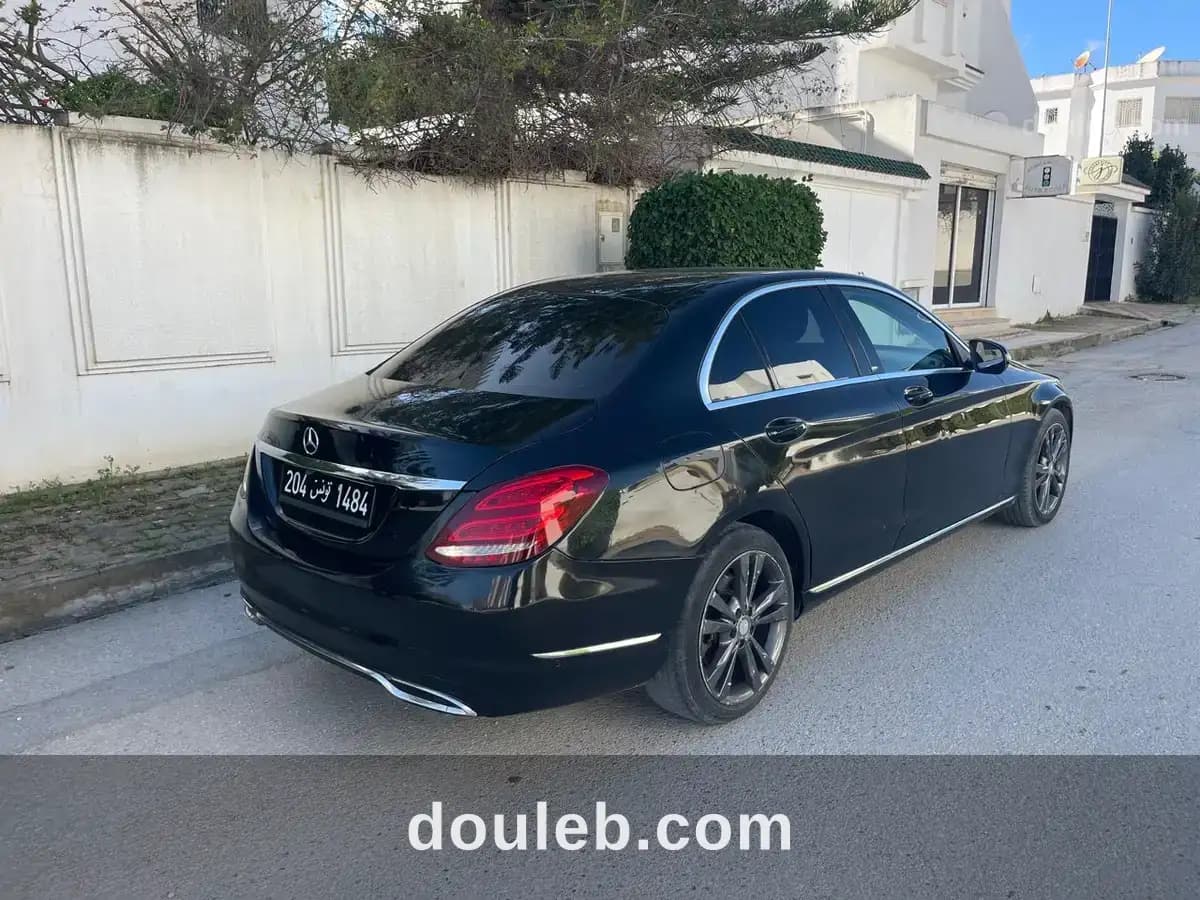 Une belle voiture mercedes à Ariana