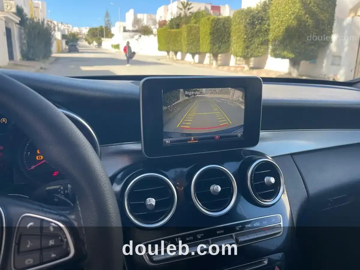 Une belle voiture mercedes - Miniature 2