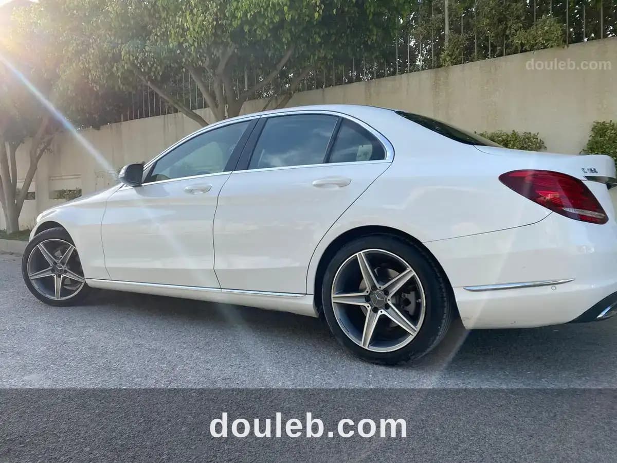 Mercedes c180 w205 à Tunis