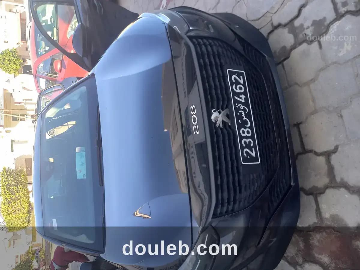 Voiture presque neuve de particulier populaire à Sfax