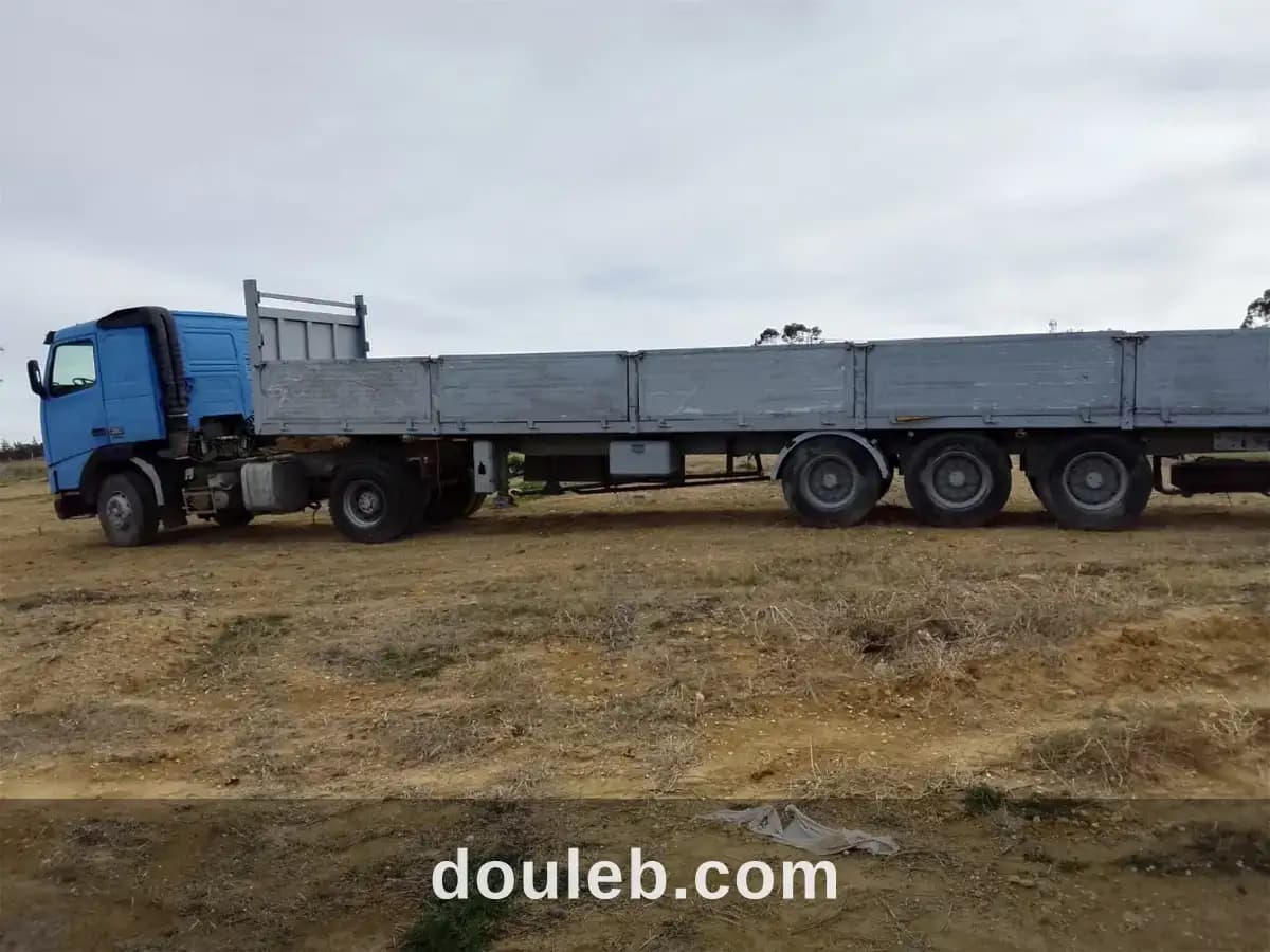Tête remorque volvo et son plateau à Béja