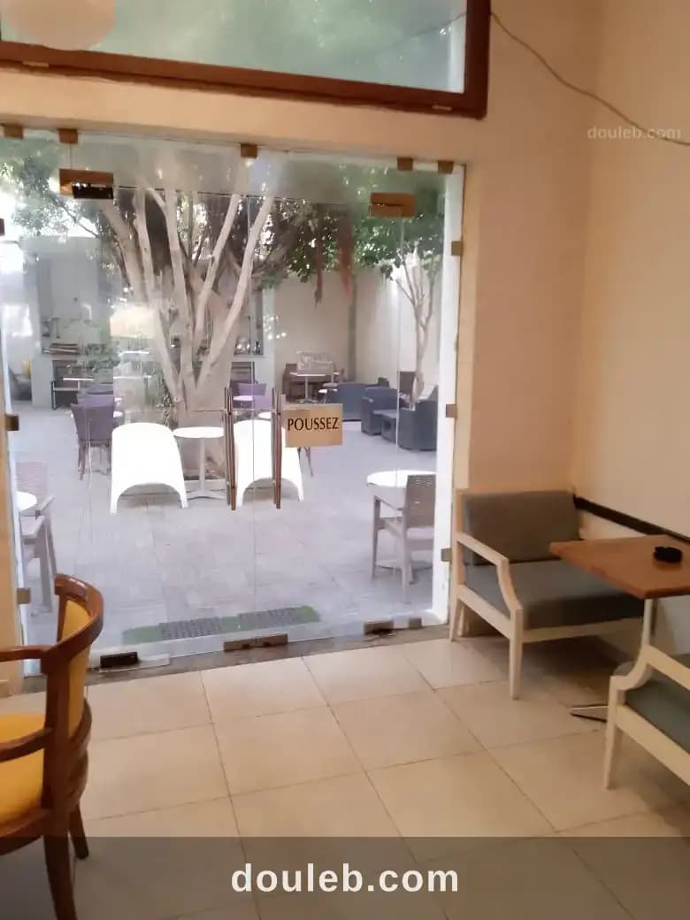 Serveuse pour salon de thé espace fêtes à Tunis