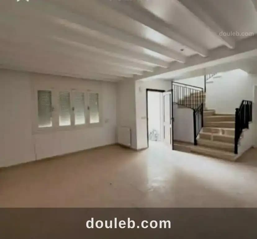 Un duplex propre avec jardin qui done sur deux rue à Tunis