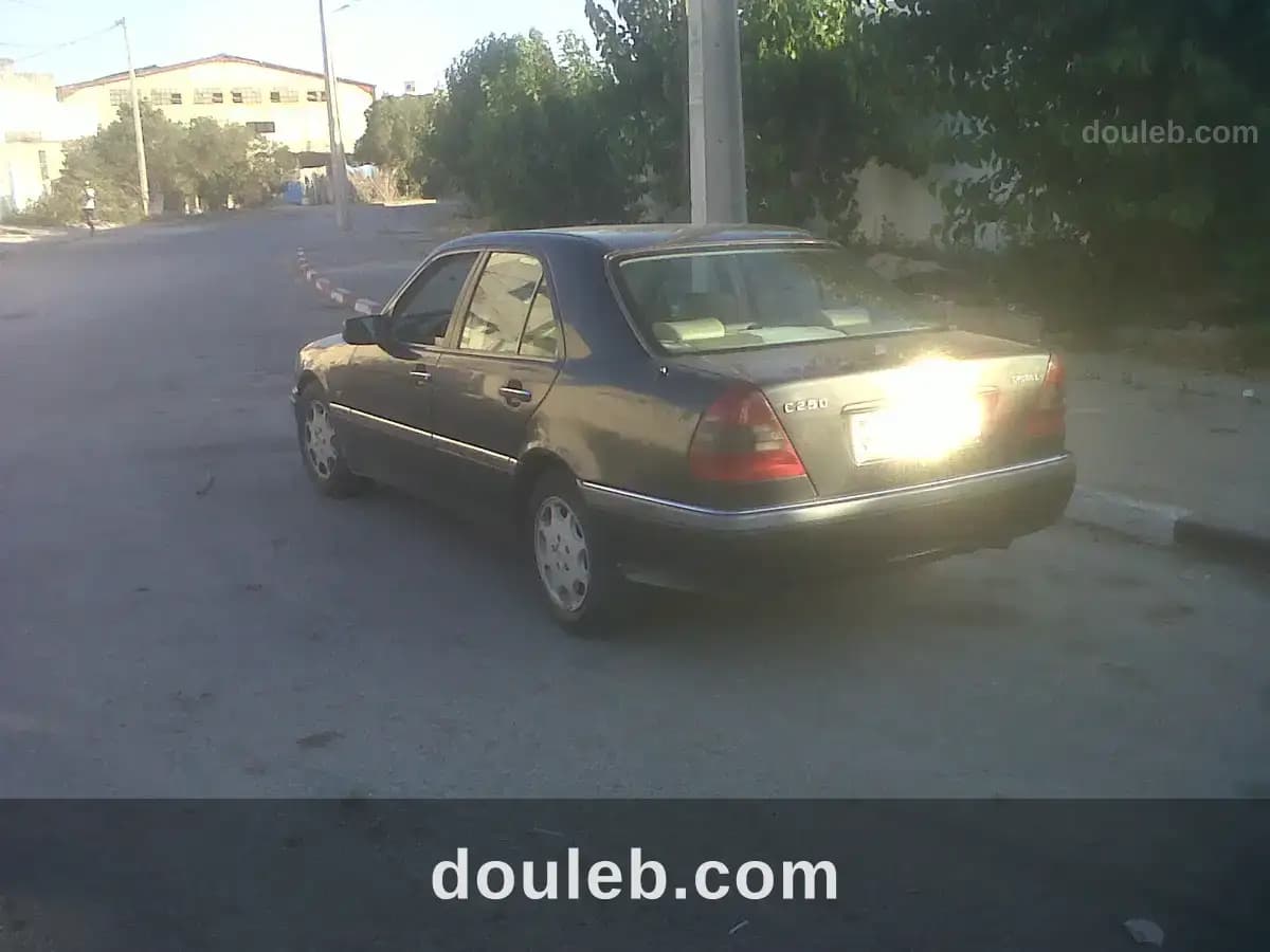 Mercedes c250 couleur noir à Ben Arous