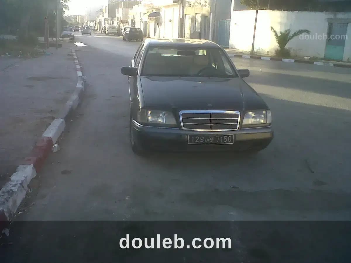 Mercedes c250 couleur noir - Miniature 3