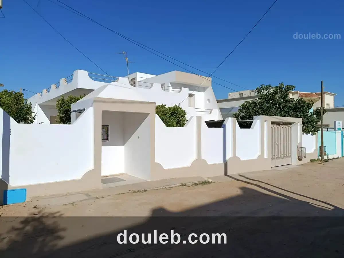 Villa avec garage et jardin residence familiale à Sfax