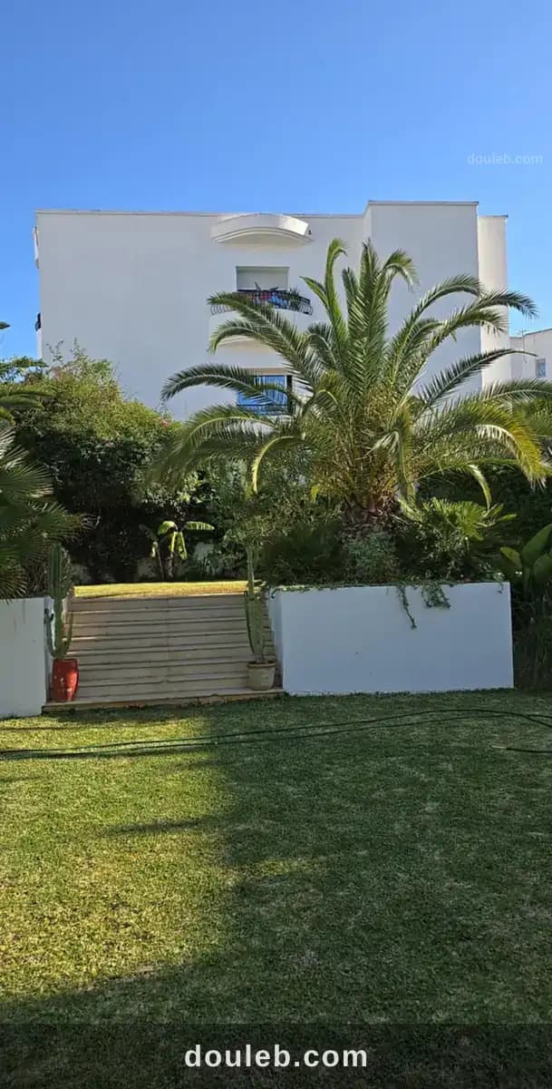 Villa avec un jardin et une piscine - Miniature 2