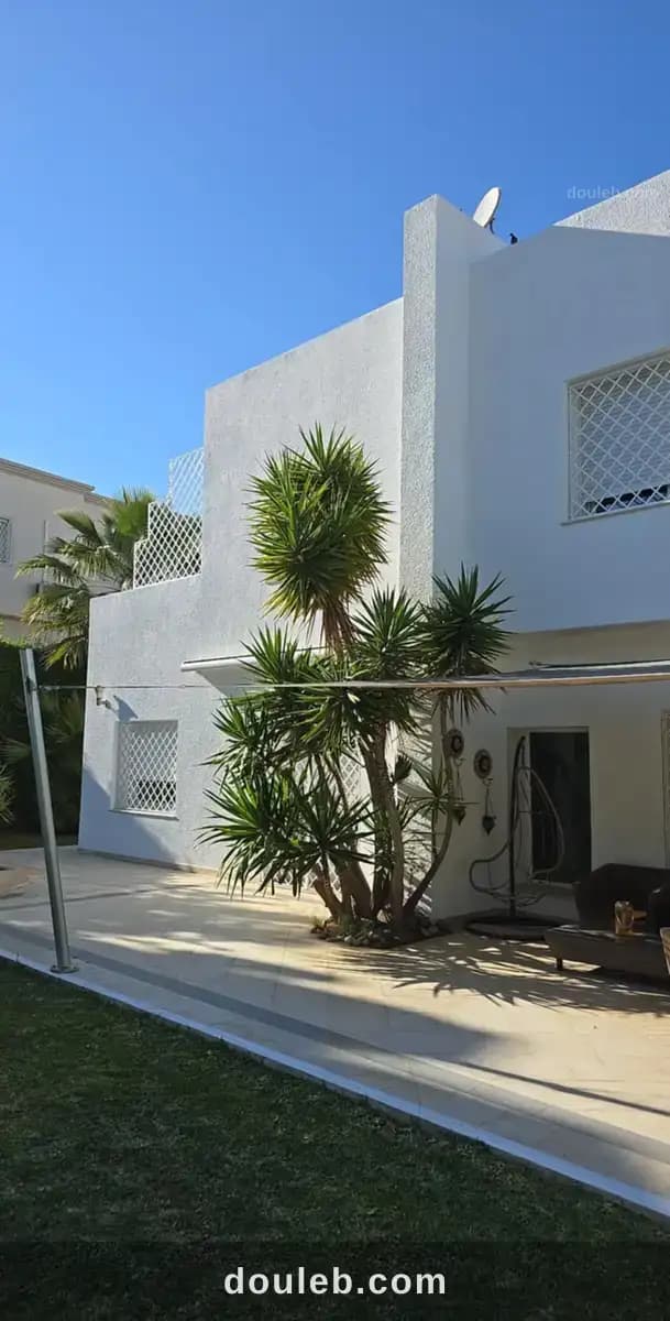 Villa avec un jardin et une piscine - Miniature 3