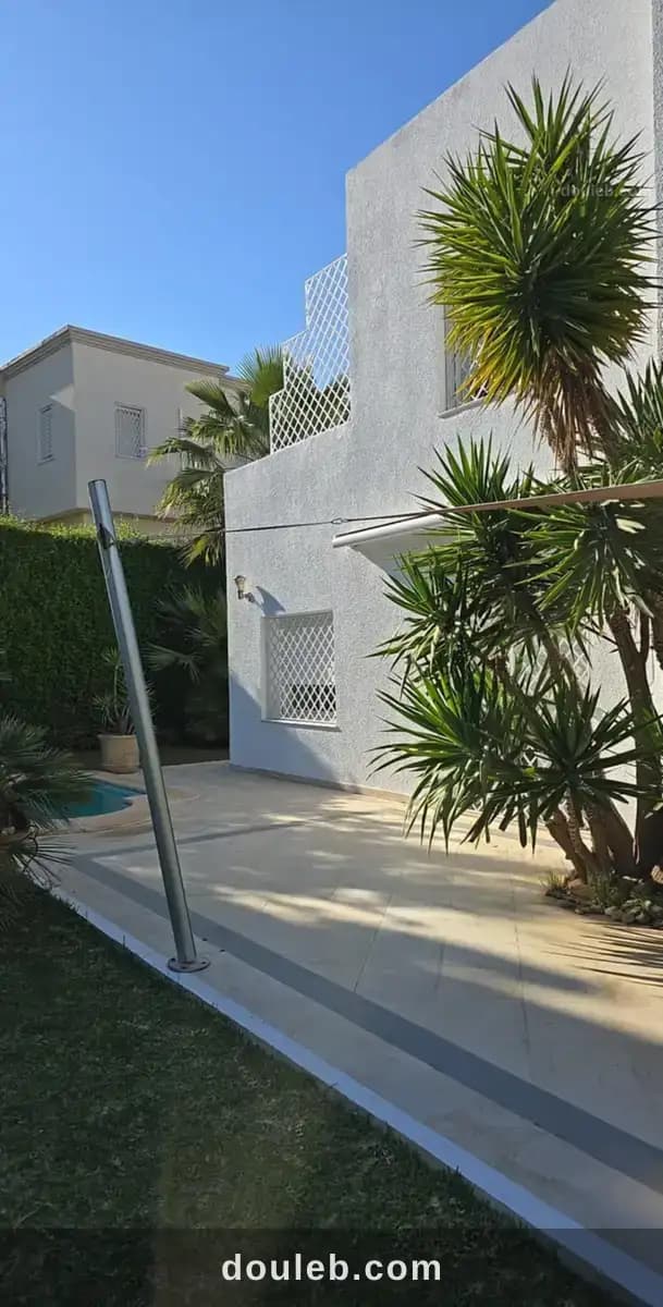 Villa avec un jardin et une piscine - Miniature 4