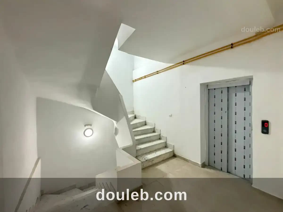 Immeuble neuf 1866 m à bab saadoun à Tunis