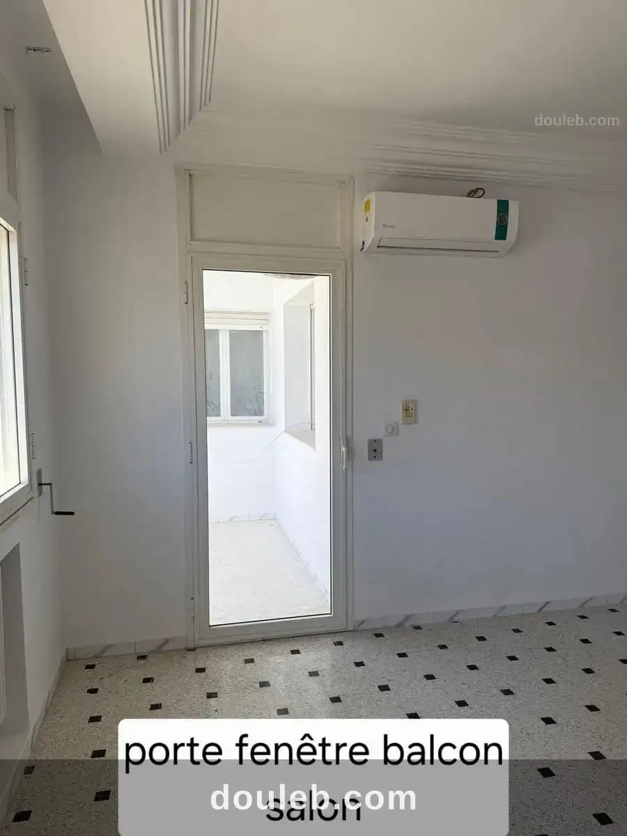Etage de villa s plus trois à Tunis