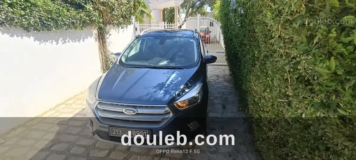 Belle voiture ford kuga à Ariana