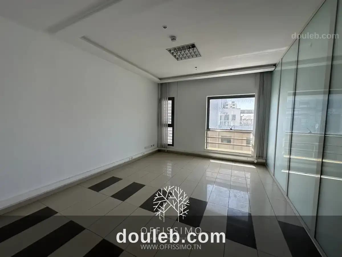 Bureau a5 à disponible au lac 1 ths à Tunis