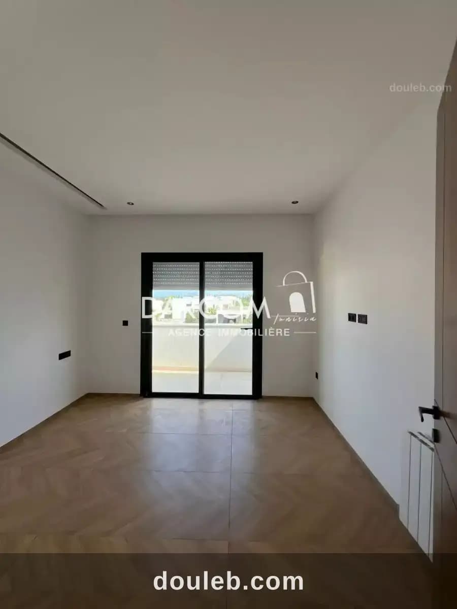 S1 avec terrasse la soukra à Ariana