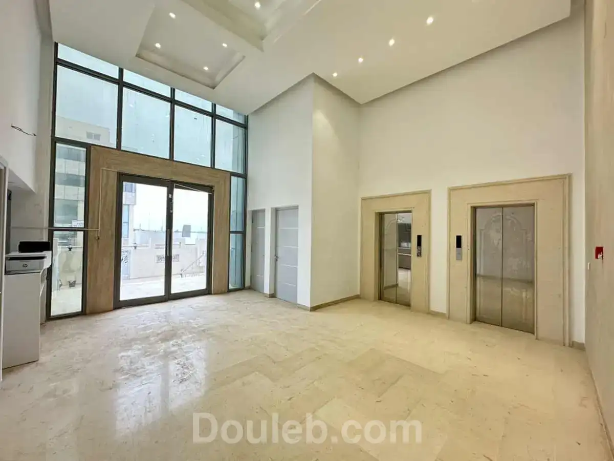 Immeuble hst 2300 m en open space au kram