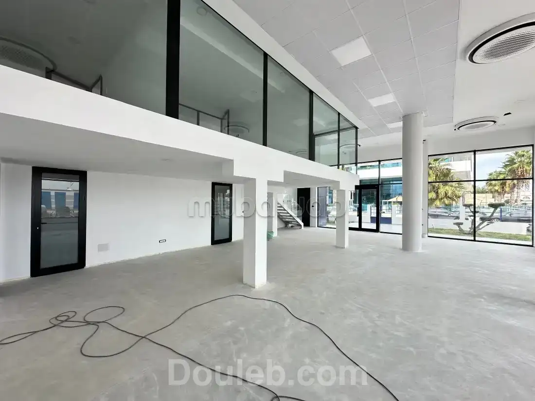 Showroom double hauteur 200 m au lac 3