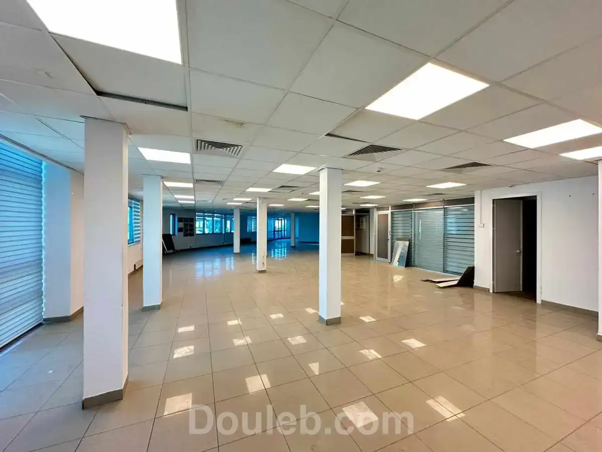 Open space avc des bureaux sup 700m lac 1