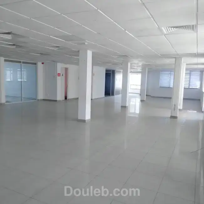 Super bureau 710 m2 au lac 1