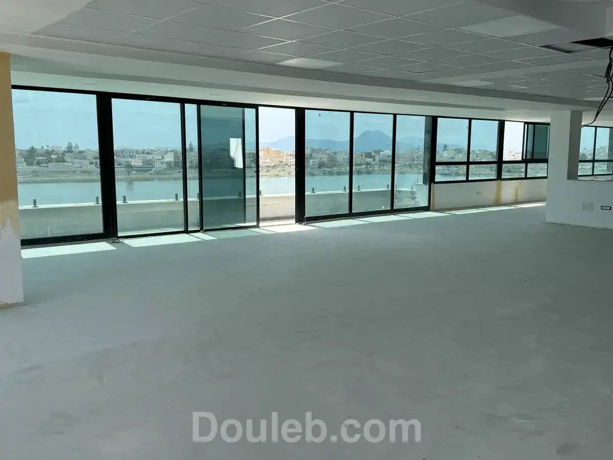 Super immeuble bureautique avec vue au lac 3 kram